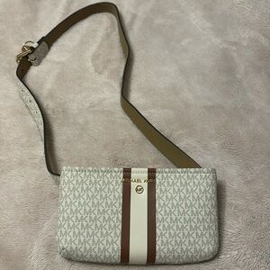 Mini Michael Kors pocket book